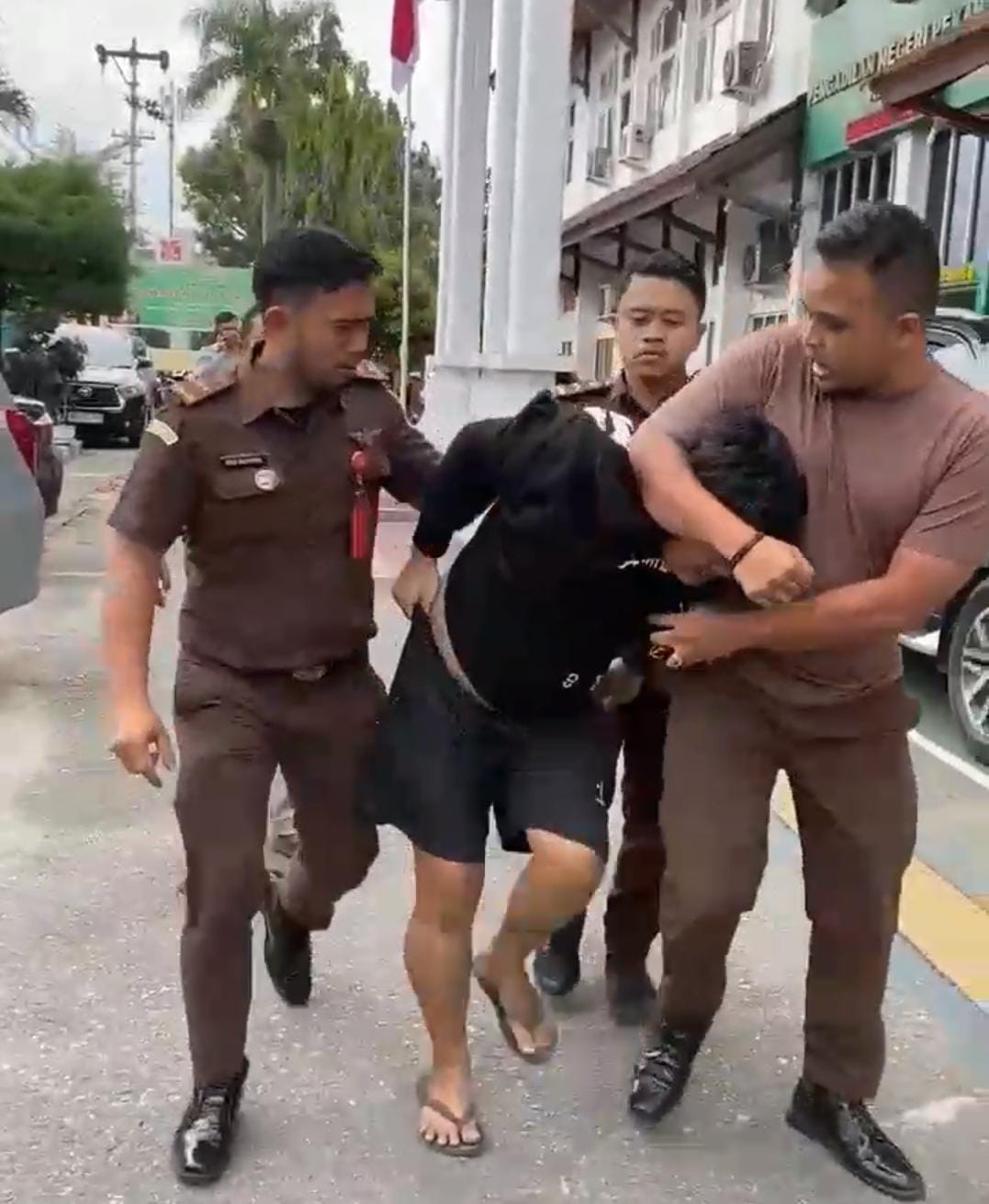 Seorang Pengunjung Pengadilan Negeri Pekanbaru Diamankan Saat seludupkan Narkotika Ke Terdakwa